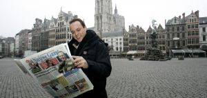  04-02-2006 SHOWBIZZ; DE MOOISTE LACH VAN NEDERLAND VEROVERT HET VLAAMSE LAND. Frans Bauer verovert het Vlaamse Land met de mooiste lach en liedjes van Nederland. Meer dan 60.000 Vlamingen gaan in 4 dagen tijd genieten van onze Frans en al zijn hits in het Sportpaleis van Antwerpen. De eerste avond ging het dak van het inmense Sportpaleis er bijna vanaf, iedereen ging met een lach naar huis gewapend met Frans Bauer parfum, pet, aansteker, cd of dvd, vlag of met een complete dekbedovertrek. De volgende dag sierde Frans alle voorpagina\'s van de belangrijkste Belgische kranten, de hele Frans Bauer story begint weer opnieuw maar dan in het Belgische. 
foto: Albert den Iseger.