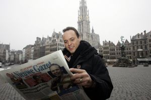  04-02-2006 SHOWBIZZ; DE MOOISTE LACH VAN NEDERLAND VEROVERT HET VLAAMSE LAND. Frans Bauer verovert het Vlaamse Land met de mooiste lach en liedjes van Nederland. Meer dan 60.000 Vlamingen gaan in 4 dagen tijd genieten van onze Frans en al zijn hits in het Sportpaleis van Antwerpen. De eerste avond ging het dak van het inmense Sportpaleis er bijna vanaf, iedereen ging met een lach naar huis gewapend met Frans Bauer parfum, pet, aansteker, cd of dvd, vlag of met een complete dekbedovertrek. De volgende dag sierde Frans alle voorpagina\'s van de belangrijkste Belgische kranten, de hele Frans Bauer story begint weer opnieuw maar dan in het Belgische. 
foto: Albert den Iseger.