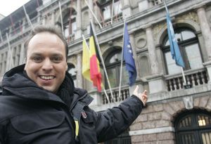  04-02-2006 SHOWBIZZ; DE MOOISTE LACH VAN NEDERLAND VEROVERT HET VLAAMSE LAND. Frans Bauer verovert het Vlaamse Land met de mooiste lach en liedjes van Nederland. Meer dan 60.000 Vlamingen gaan in 4 dagen tijd genieten van onze Frans en al zijn hits in het Sportpaleis van Antwerpen. De eerste avond ging het dak van het inmense Sportpaleis er bijna vanaf, iedereen ging met een lach naar huis gewapend met Frans Bauer parfum, pet, aansteker, cd of dvd, vlag of met een complete dekbedovertrek. De volgende dag sierde Frans alle voorpagina\'s van de belangrijkste Belgische kranten, de hele Frans Bauer story begint weer opnieuw maar dan in het Belgische. 
foto: Albert den Iseger.