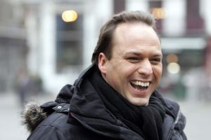  04-02-2006 SHOWBIZZ; DE MOOISTE LACH VAN NEDERLAND VEROVERT HET VLAAMSE LAND. Frans Bauer verovert het Vlaamse Land met de mooiste lach en liedjes van Nederland. Meer dan 60.000 Vlamingen gaan in 4 dagen tijd genieten van onze Frans en al zijn hits in het Sportpaleis van Antwerpen. De eerste avond ging het dak van het inmense Sportpaleis er bijna vanaf, iedereen ging met een lach naar huis gewapend met Frans Bauer parfum, pet, aansteker, cd of dvd, vlag of met een complete dekbedovertrek. De volgende dag sierde Frans alle voorpagina\'s van de belangrijkste Belgische kranten, de hele Frans Bauer story begint weer opnieuw maar dan in het Belgische. 
foto: Albert den Iseger.