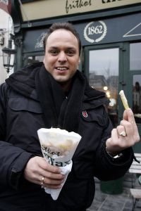  04-02-2006 SHOWBIZZ; DE MOOISTE LACH VAN NEDERLAND VEROVERT HET VLAAMSE LAND. Frans Bauer verovert het Vlaamse Land met de mooiste lach en liedjes van Nederland. Meer dan 60.000 Vlamingen gaan in 4 dagen tijd genieten van onze Frans en al zijn hits in het Sportpaleis van Antwerpen. De eerste avond ging het dak van het inmense Sportpaleis er bijna vanaf, iedereen ging met een lach naar huis gewapend met Frans Bauer parfum, pet, aansteker, cd of dvd, vlag of met een complete dekbedovertrek. De volgende dag sierde Frans alle voorpagina\'s van de belangrijkste Belgische kranten, de hele Frans Bauer story begint weer opnieuw maar dan in het Belgische. 
foto: Albert den Iseger.