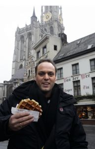  04-02-2006 SHOWBIZZ; DE MOOISTE LACH VAN NEDERLAND VEROVERT HET VLAAMSE LAND. Frans Bauer verovert het Vlaamse Land met de mooiste lach en liedjes van Nederland. Meer dan 60.000 Vlamingen gaan in 4 dagen tijd genieten van onze Frans en al zijn hits in het Sportpaleis van Antwerpen. De eerste avond ging het dak van het inmense Sportpaleis er bijna vanaf, iedereen ging met een lach naar huis gewapend met Frans Bauer parfum, pet, aansteker, cd of dvd, vlag of met een complete dekbedovertrek. De volgende dag sierde Frans alle voorpagina\'s van de belangrijkste Belgische kranten, de hele Frans Bauer story begint weer opnieuw maar dan in het Belgische. 
foto: Albert den Iseger.