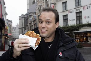  04-02-2006 SHOWBIZZ; DE MOOISTE LACH VAN NEDERLAND VEROVERT HET VLAAMSE LAND. Frans Bauer verovert het Vlaamse Land met de mooiste lach en liedjes van Nederland. Meer dan 60.000 Vlamingen gaan in 4 dagen tijd genieten van onze Frans en al zijn hits in het Sportpaleis van Antwerpen. De eerste avond ging het dak van het inmense Sportpaleis er bijna vanaf, iedereen ging met een lach naar huis gewapend met Frans Bauer parfum, pet, aansteker, cd of dvd, vlag of met een complete dekbedovertrek. De volgende dag sierde Frans alle voorpagina\'s van de belangrijkste Belgische kranten, de hele Frans Bauer story begint weer opnieuw maar dan in het Belgische. 
foto: Albert den Iseger.