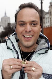  04-02-2006 SHOWBIZZ; DE MOOISTE LACH VAN NEDERLAND VEROVERT HET VLAAMSE LAND. Frans Bauer verovert het Vlaamse Land met de mooiste lach en liedjes van Nederland. Meer dan 60.000 Vlamingen gaan in 4 dagen tijd genieten van onze Frans en al zijn hits in het Sportpaleis van Antwerpen. De eerste avond ging het dak van het inmense Sportpaleis er bijna vanaf, iedereen ging met een lach naar huis gewapend met Frans Bauer parfum, pet, aansteker, cd of dvd, vlag of met een complete dekbedovertrek. De volgende dag sierde Frans alle voorpagina\'s van de belangrijkste Belgische kranten, de hele Frans Bauer story begint weer opnieuw maar dan in het Belgische. 
foto: Albert den Iseger.