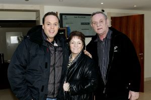  04-02-2006 SHOWBIZZ; DE MOOISTE LACH VAN NEDERLAND VEROVERT HET VLAAMSE LAND. Frans Bauer verovert het Vlaamse Land met de mooiste lach en liedjes van Nederland. Meer dan 60.000 Vlamingen gaan in 4 dagen tijd genieten van onze Frans en al zijn hits in het Sportpaleis van Antwerpen. De eerste avond ging het dak van het inmense Sportpaleis er bijna vanaf, iedereen ging met een lach naar huis gewapend met Frans Bauer parfum, pet, aansteker, cd of dvd, vlag of met een complete dekbedovertrek. De volgende dag sierde Frans alle voorpagina\'s van de belangrijkste Belgische kranten, de hele Frans Bauer story begint weer opnieuw maar dan in het Belgische. 
foto: Albert den Iseger.