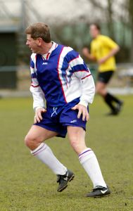 24-02-2003 SHOWBIZZ: FRITS BAREND NOG STEEDS ACTIEF ALS VOETBALLER. Frits voetbalt elke zaterdag nog zijn partijtje mee, als zijn het dan geen hele wedstrijden maar trapt toch nog steeds zijn balletje.
foto: Albert den Iseger