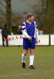 24-02-2003 SHOWBIZZ: FRITS BAREND NOG STEEDS ACTIEF ALS VOETBALLER. Frits voetbalt elke zaterdag nog zijn partijtje mee, als zijn het dan geen hele wedstrijden maar trapt toch nog steeds zijn balletje.
foto: Albert den Iseger