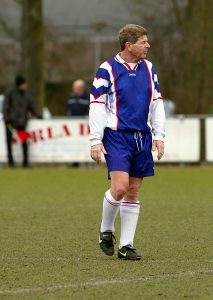 24-02-2003 SHOWBIZZ: FRITS BAREND NOG STEEDS ACTIEF ALS VOETBALLER. Frits voetbalt elke zaterdag nog zijn partijtje mee, als zijn het dan geen hele wedstrijden maar trapt toch nog steeds zijn balletje.
foto: Albert den Iseger
