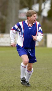24-02-2003 SHOWBIZZ: FRITS BAREND NOG STEEDS ACTIEF ALS VOETBALLER. Frits voetbalt elke zaterdag nog zijn partijtje mee, als zijn het dan geen hele wedstrijden maar trapt toch nog steeds zijn balletje.
foto: Albert den Iseger