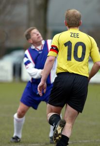 24-02-2003 SHOWBIZZ: FRITS BAREND NOG STEEDS ACTIEF ALS VOETBALLER. Frits voetbalt elke zaterdag nog zijn partijtje mee, als zijn het dan geen hele wedstrijden maar trapt toch nog steeds zijn balletje.
foto: Albert den Iseger