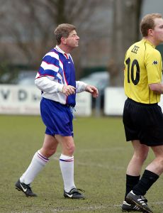 24-02-2003 SHOWBIZZ: FRITS BAREND NOG STEEDS ACTIEF ALS VOETBALLER. Frits voetbalt elke zaterdag nog zijn partijtje mee, als zijn het dan geen hele wedstrijden maar trapt toch nog steeds zijn balletje.
foto: Albert den Iseger