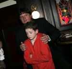 11-02-2006 SHOWBIZZ; PREMIERE ANDRE VAN DUIN SHOW 2006 IN DE RAI AMSTERDAM.
Het bleek na deze premiere dat iedereen van Andre van Duin houdt. Van de oude Kraaij tot de stand up comedian Najib Ahmali, en van Natasja Froger tot Ruud en Estelle Gullit hebben op deze premiere tranen weggepinkt van het lachen en van de ontroering. Andre van Duin_ Ron Brandsteder en Joke Bruijs hebben weer iets groots op de planken neergezet waar iedereen weer van kan genieten de eerst komende maanden.
foto: Albert den Iseger.