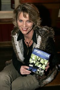 13-02-2006 SHOWBIZZ; DVD PRESENTATIE VAN SERIE SPIJKERHOEK  DE TV HIT VAN DE JAREN 80. De absolute tv hit van de jaren 80 en begin jaren 90 en de eigelijke moeder van alle Nederlandse soaps. Er is nu een dvd met 6 uur kijkplezier vanaf het Spijkerhoekpleintje te Amersfoort. Vele waren aanwezig bij de presentatie oa. Bill van Dijk, Michiel Kerbosch, Wilfred Klaver, Frank Schaafsma, Mary Lou van Steenis, Hymke de Vries, Jope Sertons en Cynthis Abma.
foto: Albert den Iseger.