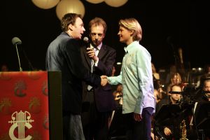 09-02-2006 SHOWBIZZ; GOUDEN EN ZILVEREN HARPEN EN EXPORTPRIJS UITGEREIKT. De Zilveren Harpen 2005 werden uitgereikt aan het hiphopduo Pete Philly en Perquisite de Limburgse Stevie Ann en de 16-jarige zanger Thomas Berge. De Gouden Harpen gingen naar Brigitte Kaandorp, Ferry Maat en Geus Meeuwis. De exportprijs ging naar Within Temptation.
foto: Albert den Iseger.