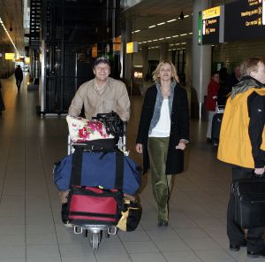 02-02-2006 SHOWBIZZ: BASTIAAN EN TOOSKE RAGAS TERUG UIT ZUID AFRIKA. Vandaag teruggekomen uit Kaap Stad van hun tweede huwelijksreis. Even een heerlijke vakantie gehad zo vertelde Bastiaan mij op Schiphol, we hebben gewoon nog een keertje ons huwelijkreisje over gedaan, maar dan aan de prachtige stranden van Zuid Afrika.
foto: Albert den Iseger.