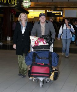 02-02-2006 SHOWBIZZ: BASTIAAN EN TOOSKE RAGAS TERUG UIT ZUID AFRIKA. Vandaag teruggekomen uit Kaap Stad van hun tweede huwelijksreis. Even een heerlijke vakantie gehad zo vertelde Bastiaan mij op Schiphol, we hebben gewoon nog een keertje ons huwelijkreisje over gedaan, maar dan aan de prachtige stranden van Zuid Afrika.
foto: Albert den Iseger.