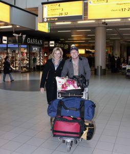 02-02-2006 SHOWBIZZ: BASTIAAN EN TOOSKE RAGAS TERUG UIT ZUID AFRIKA. Vandaag teruggekomen uit Kaap Stad van hun tweede huwelijksreis. Even een heerlijke vakantie gehad zo vertelde Bastiaan mij op Schiphol, we hebben gewoon nog een keertje ons huwelijkreisje over gedaan, maar dan aan de prachtige stranden van Zuid Afrika.
foto: Albert den Iseger.
