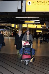 02-02-2006 SHOWBIZZ: BASTIAAN EN TOOSKE RAGAS TERUG UIT ZUID AFRIKA. Vandaag teruggekomen uit Kaap Stad van hun tweede huwelijksreis. Even een heerlijke vakantie gehad zo vertelde Bastiaan mij op Schiphol, we hebben gewoon nog een keertje ons huwelijkreisje over gedaan, maar dan aan de prachtige stranden van Zuid Afrika.
foto: Albert den Iseger.
