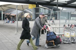 02-02-2006 SHOWBIZZ: BASTIAAN EN TOOSKE RAGAS TERUG UIT ZUID AFRIKA. Vandaag teruggekomen uit Kaap Stad van hun tweede huwelijksreis. Even een heerlijke vakantie gehad zo vertelde Bastiaan mij op Schiphol, we hebben gewoon nog een keertje ons huwelijkreisje over gedaan, maar dan aan de prachtige stranden van Zuid Afrika.
foto: Albert den Iseger.