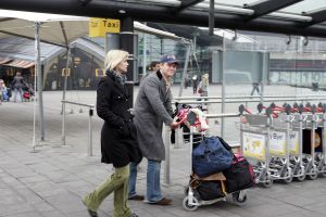 02-02-2006 SHOWBIZZ: BASTIAAN EN TOOSKE RAGAS TERUG UIT ZUID AFRIKA. Vandaag teruggekomen uit Kaap Stad van hun tweede huwelijksreis. Even een heerlijke vakantie gehad zo vertelde Bastiaan mij op Schiphol, we hebben gewoon nog een keertje ons huwelijkreisje over gedaan, maar dan aan de prachtige stranden van Zuid Afrika.
foto: Albert den Iseger.