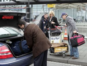 02-02-2006 SHOWBIZZ: BASTIAAN EN TOOSKE RAGAS TERUG UIT ZUID AFRIKA. Vandaag teruggekomen uit Kaap Stad van hun tweede huwelijksreis. Even een heerlijke vakantie gehad zo vertelde Bastiaan mij op Schiphol, we hebben gewoon nog een keertje ons huwelijkreisje over gedaan, maar dan aan de prachtige stranden van Zuid Afrika.
foto: Albert den Iseger.