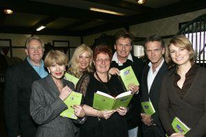 20-02-2006 SHOWBIZZ: YVONNE HOEBE PRESENTEERD HAAR NIEUWE BOEK. Haar nieuwe boek NOOIT VERGETEN werd in de Surprise Stallen van Henny Huisman onder vele bekende Nederlanders gepresenteerd. Aanwezig waren o.a. Anneke Gronlo, Jaap Jongbloed, Fritz Lohnen, Mary Borsato, Henny en Lia Huisman, Snuitje, Evert Santegoeds en vele van haar Prive collega\'s. Ontroerend sprak Henny wijze woorden over het leven en het verlies van een kind waarover Yvonne\'s boek gaat. Vele lieten een traan bij het overhandigen van het eerste exemplaar door Henny Huisman. Nooit Vergeten is een boek over het verlies van Yvonne\'s dochter door een korte hevige ziekte.
foto: Albert den Iseger.