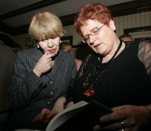 20-02-2006 SHOWBIZZ: YVONNE HOEBE PRESENTEERD HAAR NIEUWE BOEK. Haar nieuwe boek NOOIT VERGETEN werd in de Surprise Stallen van Henny Huisman onder vele bekende Nederlanders gepresenteerd. Aanwezig waren o.a. Anneke Gronlo, Jaap Jongbloed, Fritz Lohnen, Mary Borsato, Henny en Lia Huisman, Snuitje, Evert Santegoeds en vele van haar Prive collega\'s. Ontroerend sprak Henny wijze woorden over het leven en het verlies van een kind waarover Yvonne\'s boek gaat. Vele lieten een traan bij het overhandigen van het eerste exemplaar door Henny Huisman. Nooit Vergeten is een boek over het verlies van Yvonne\'s dochter door een korte hevige ziekte.
foto: Albert den Iseger.