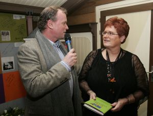 20-02-2006 SHOWBIZZ: YVONNE HOEBE PRESENTEERD HAAR NIEUWE BOEK. Haar nieuwe boek NOOIT VERGETEN werd in de Surprise Stallen van Henny Huisman onder vele bekende Nederlanders gepresenteerd. Aanwezig waren o.a. Anneke Gronlo, Jaap Jongbloed, Fritz Lohnen, Mary Borsato, Henny en Lia Huisman, Snuitje, Evert Santegoeds en vele van haar Prive collega\'s. Ontroerend sprak Henny wijze woorden over het leven en het verlies van een kind waarover Yvonne\'s boek gaat. Vele lieten een traan bij het overhandigen van het eerste exemplaar door Henny Huisman. Nooit Vergeten is een boek over het verlies van Yvonne\'s dochter door een korte hevige ziekte.
foto: Albert den Iseger.