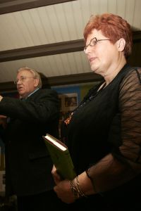 20-02-2006 SHOWBIZZ: YVONNE HOEBE PRESENTEERD HAAR NIEUWE BOEK. Haar nieuwe boek NOOIT VERGETEN werd in de Surprise Stallen van Henny Huisman onder vele bekende Nederlanders gepresenteerd. Aanwezig waren o.a. Anneke Gronlo, Jaap Jongbloed, Fritz Lohnen, Mary Borsato, Henny en Lia Huisman, Snuitje, Evert Santegoeds en vele van haar Prive collega\'s. Ontroerend sprak Henny wijze woorden over het leven en het verlies van een kind waarover Yvonne\'s boek gaat. Vele lieten een traan bij het overhandigen van het eerste exemplaar door Henny Huisman. Nooit Vergeten is een boek over het verlies van Yvonne\'s dochter door een korte hevige ziekte.
foto: Albert den Iseger.