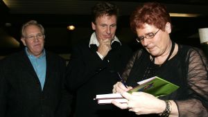 20-02-2006 SHOWBIZZ: YVONNE HOEBE PRESENTEERD HAAR NIEUWE BOEK. Haar nieuwe boek NOOIT VERGETEN werd in de Surprise Stallen van Henny Huisman onder vele bekende Nederlanders gepresenteerd. Aanwezig waren o.a. Anneke Gronlo, Jaap Jongbloed, Fritz Lohnen, Mary Borsato, Henny en Lia Huisman, Snuitje, Evert Santegoeds en vele van haar Prive collega\'s. Ontroerend sprak Henny wijze woorden over het leven en het verlies van een kind waarover Yvonne\'s boek gaat. Vele lieten een traan bij het overhandigen van het eerste exemplaar door Henny Huisman. Nooit Vergeten is een boek over het verlies van Yvonne\'s dochter door een korte hevige ziekte.
foto: Albert den Iseger.