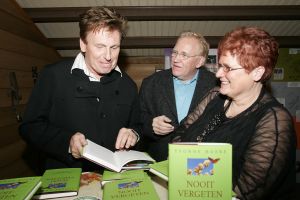 20-02-2006 SHOWBIZZ: YVONNE HOEBE PRESENTEERD HAAR NIEUWE BOEK. Haar nieuwe boek NOOIT VERGETEN werd in de Surprise Stallen van Henny Huisman onder vele bekende Nederlanders gepresenteerd. Aanwezig waren o.a. Anneke Gronlo, Jaap Jongbloed, Fritz Lohnen, Mary Borsato, Henny en Lia Huisman, Snuitje, Evert Santegoeds en vele van haar Prive collega\'s. Ontroerend sprak Henny wijze woorden over het leven en het verlies van een kind waarover Yvonne\'s boek gaat. Vele lieten een traan bij het overhandigen van het eerste exemplaar door Henny Huisman. Nooit Vergeten is een boek over het verlies van Yvonne\'s dochter door een korte hevige ziekte.
foto: Albert den Iseger.