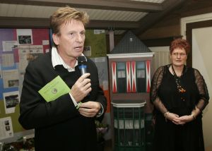 20-02-2006 SHOWBIZZ: YVONNE HOEBE PRESENTEERD HAAR NIEUWE BOEK. Haar nieuwe boek NOOIT VERGETEN werd in de Surprise Stallen van Henny Huisman onder vele bekende Nederlanders gepresenteerd. Aanwezig waren o.a. Anneke Gronlo, Jaap Jongbloed, Fritz Lohnen, Mary Borsato, Henny en Lia Huisman, Snuitje, Evert Santegoeds en vele van haar Prive collega\'s. Ontroerend sprak Henny wijze woorden over het leven en het verlies van een kind waarover Yvonne\'s boek gaat. Vele lieten een traan bij het overhandigen van het eerste exemplaar door Henny Huisman. Nooit Vergeten is een boek over het verlies van Yvonne\'s dochter door een korte hevige ziekte.
foto: Albert den Iseger.