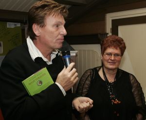 20-02-2006 SHOWBIZZ: YVONNE HOEBE PRESENTEERD HAAR NIEUWE BOEK. Haar nieuwe boek NOOIT VERGETEN werd in de Surprise Stallen van Henny Huisman onder vele bekende Nederlanders gepresenteerd. Aanwezig waren o.a. Anneke Gronlo, Jaap Jongbloed, Fritz Lohnen, Mary Borsato, Henny en Lia Huisman, Snuitje, Evert Santegoeds en vele van haar Prive collega\'s. Ontroerend sprak Henny wijze woorden over het leven en het verlies van een kind waarover Yvonne\'s boek gaat. Vele lieten een traan bij het overhandigen van het eerste exemplaar door Henny Huisman. Nooit Vergeten is een boek over het verlies van Yvonne\'s dochter door een korte hevige ziekte.
foto: Albert den Iseger.