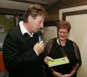 20-02-2006 SHOWBIZZ: YVONNE HOEBE PRESENTEERD HAAR NIEUWE BOEK. Haar nieuwe boek NOOIT VERGETEN werd in de Surprise Stallen van Henny Huisman onder vele bekende Nederlanders gepresenteerd. Aanwezig waren o.a. Anneke Gronlo, Jaap Jongbloed, Fritz Lohnen, Mary Borsato, Henny en Lia Huisman, Snuitje, Evert Santegoeds en vele van haar Prive collega\'s. Ontroerend sprak Henny wijze woorden over het leven en het verlies van een kind waarover Yvonne\'s boek gaat. Vele lieten een traan bij het overhandigen van het eerste exemplaar door Henny Huisman. Nooit Vergeten is een boek over het verlies van Yvonne\'s dochter door een korte hevige ziekte.
foto: Albert den Iseger.