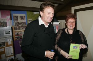 v



20-02-2006 SHOWBIZZ: YVONNE HOEBE PRESENTEERD HAAR NIEUWE BOEK. Haar nieuwe boek NOOIT VERGETEN werd in de Surprise Stallen van Henny Huisman onder vele bekende Nederlanders gepresenteerd. Aanwezig waren o.a. Anneke Gronlo, Jaap Jongbloed, Fritz Lohnen, Mary Borsato, Henny en Lia Huisman, Snuitje, Evert Santegoeds en vele van haar Prive collega\'s. Ontroerend sprak Henny wijze woorden over het leven en het verlies van een kind waarover Yvonne\'s boek gaat. Vele lieten een traan bij het overhandigen van het eerste exemplaar door Henny Huisman. Nooit Vergeten is een boek over het verlies van Yvonne\'s dochter door een korte hevige ziekte.
foto: Albert den Iseger.