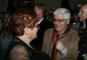 20-02-2006 SHOWBIZZ: YVONNE HOEBE PRESENTEERD HAAR NIEUWE BOEK. Haar nieuwe boek NOOIT VERGETEN werd in de Surprise Stallen van Henny Huisman onder vele bekende Nederlanders gepresenteerd. Aanwezig waren o.a. Anneke Gronlo, Jaap Jongbloed, Fritz Lohnen, Mary Borsato, Henny en Lia Huisman, Snuitje, Evert Santegoeds en vele van haar Prive collega\'s. Ontroerend sprak Henny wijze woorden over het leven en het verlies van een kind waarover Yvonne\'s boek gaat. Vele lieten een traan bij het overhandigen van het eerste exemplaar door Henny Huisman. Nooit Vergeten is een boek over het verlies van Yvonne\'s dochter door een korte hevige ziekte.
foto: Albert den Iseger.