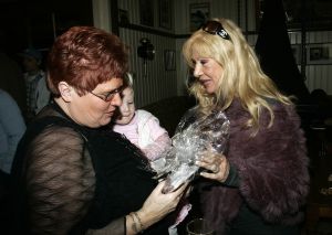 20-02-2006 SHOWBIZZ: YVONNE HOEBE PRESENTEERD HAAR NIEUWE BOEK. Haar nieuwe boek NOOIT VERGETEN werd in de Surprise Stallen van Henny Huisman onder vele bekende Nederlanders gepresenteerd. Aanwezig waren o.a. Anneke Gronlo, Jaap Jongbloed, Fritz Lohnen, Mary Borsato, Henny en Lia Huisman, Snuitje, Evert Santegoeds en vele van haar Prive collega\'s. Ontroerend sprak Henny wijze woorden over het leven en het verlies van een kind waarover Yvonne\'s boek gaat. Vele lieten een traan bij het overhandigen van het eerste exemplaar door Henny Huisman. Nooit Vergeten is een boek over het verlies van Yvonne\'s dochter door een korte hevige ziekte.
foto: Albert den Iseger.