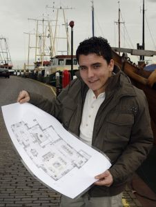 18-02-2007 SHOWBIZZ; JAN SMIT TOONT TEKENING VAN ZIJN DROOMHUIS IN VOLENDAM. Jan Smit toonde aan Edwin Bredius van weekblad Prive de tekeningen van zijn nog te bouwen droomhuis in het hart van Volendam. Een ding is zeker vertelde Jan :Yolanthe komt hier zeker niet te wonen. De tekeningen zijn klaar de vergunningen zijn binnen dus een dezer dagen gaat de aanmemer beginnen met de klus.
foto: Albert den Iseger.