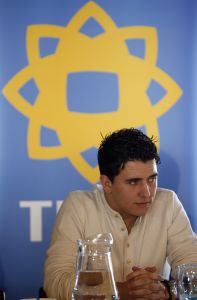 07-02-2007 SHOWBIZZ; JAN SMIT HEEFT ZICH VOOR 2 JAAR EXCLUSIEF VERBONDEN AAN DE TROS. Onderdelen van het contract zijn een nieuwe serie Gewoon Jan Smit, een reissoap, twee concertregistraties en de presentaties van de Tros muziekfeesten. Hij is wel vrij om voor andere zenders zijn nummers te promoten.
foto: Albert den Iseger