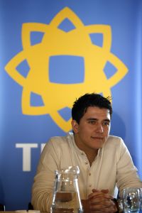 07-02-2007 SHOWBIZZ; JAN SMIT HEEFT ZICH VOOR 2 JAAR EXCLUSIEF VERBONDEN AAN DE TROS. Onderdelen van het contract zijn een nieuwe serie Gewoon Jan Smit, een reissoap, twee concertregistraties en de presentaties van de Tros muziekfeesten. Hij is wel vrij om voor andere zenders zijn nummers te promoten.
foto: Albert den Iseger