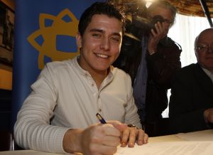 07-02-2007 SHOWBIZZ; JAN SMIT HEEFT ZICH VOOR 2 JAAR EXCLUSIEF VERBONDEN AAN DE TROS. Onderdelen van het contract zijn een nieuwe serie Gewoon Jan Smit, een reissoap, twee concertregistraties en de presentaties van de Tros muziekfeesten. Hij is wel vrij om voor andere zenders zijn nummers te promoten.
foto: Albert den Iseger