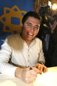 07-02-2007 SHOWBIZZ; JAN SMIT HEEFT ZICH VOOR 2 JAAR EXCLUSIEF VERBONDEN AAN DE TROS. Onderdelen van het contract zijn een nieuwe serie Gewoon Jan Smit, een reissoap, twee concertregistraties en de presentaties van de Tros muziekfeesten. Hij is wel vrij om voor andere zenders zijn nummers te promoten.
foto: Albert den Iseger