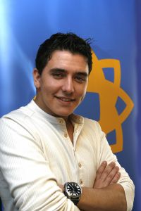 07-02-2007 SHOWBIZZ; JAN SMIT HEEFT ZICH VOOR 2 JAAR EXCLUSIEF VERBONDEN AAN DE TROS. Onderdelen van het contract zijn een nieuwe serie Gewoon Jan Smit, een reissoap, twee concertregistraties en de presentaties van de Tros muziekfeesten. Hij is wel vrij om voor andere zenders zijn nummers te promoten.
foto: Albert den Iseger