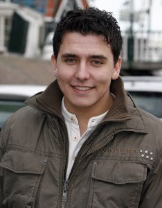 07-02-2007 SHOWBIZZ; JAN SMIT HEEFT ZICH VOOR 2 JAAR EXCLUSIEF VERBONDEN AAN DE TROS. Onderdelen van het contract zijn een nieuwe serie Gewoon Jan Smit, een reissoap, twee concertregistraties en de presentaties van de Tros muziekfeesten. Hij is wel vrij om voor andere zenders zijn nummers te promoten.
foto: Albert den Iseger