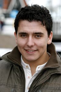 07-02-2007 SHOWBIZZ; JAN SMIT HEEFT ZICH VOOR 2 JAAR EXCLUSIEF VERBONDEN AAN DE TROS. Onderdelen van het contract zijn een nieuwe serie Gewoon Jan Smit, een reissoap, twee concertregistraties en de presentaties van de Tros muziekfeesten. Hij is wel vrij om voor andere zenders zijn nummers te promoten.
foto: Albert den Iseger