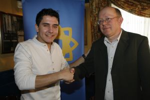 07-02-2007 SHOWBIZZ; JAN SMIT HEEFT ZICH VOOR 2 JAAR EXCLUSIEF VERBONDEN AAN DE TROS. Onderdelen van het contract zijn een nieuwe serie Gewoon Jan Smit, een reissoap, twee concertregistraties en de presentaties van de Tros muziekfeesten. Hij is wel vrij om voor andere zenders zijn nummers te promoten.
foto: Albert den Iseger