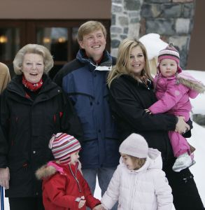 2-02-2007 KONINKLIJK HUIS: DE KONINGIN IS MET FAMILIE OP VAKANTIE IN LECH. De Koningin is samen met Prins van Oranje Willem-Alexander, Prinses Maxima,Prins Constantijn en Prins Laurentien en hun kinderen Catharina-Amalia, Alexia, Eloise, Claus-Casimir en Leonore met wintersport vakantie in het Oostenrijkse Lech. Men logeert als vanouds in het bijhuis de POFTUTFCHE van De Post 
foto: Albert den Iseger.
