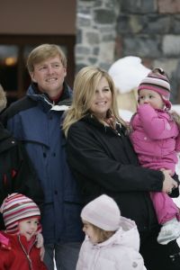 2-02-2007 KONINKLIJK HUIS: DE KONINGIN IS MET FAMILIE OP VAKANTIE IN LECH. De Koningin is samen met Prins van Oranje Willem-Alexander, Prinses Maxima,Prins Constantijn en Prins Laurentien en hun kinderen Catharina-Amalia, Alexia, Eloise, Claus-Casimir en Leonore met wintersport vakantie in het Oostenrijkse Lech. Men logeert als vanouds in het bijhuis de POFTUTFCHE van De Post 
foto: Albert den Iseger.
