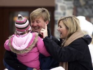 2-02-2007 KONINKLIJK HUIS: DE KONINGIN IS MET FAMILIE OP VAKANTIE IN LECH. De Koningin is samen met Prins van Oranje Willem-Alexander, Prinses Maxima,Prins Constantijn en Prins Laurentien en hun kinderen Catharina-Amalia, Alexia, Eloise, Claus-Casimir en Leonore met wintersport vakantie in het Oostenrijkse Lech. Men logeert als vanouds in het bijhuis de POFTUTFCHE van De Post 
foto: Albert den Iseger.