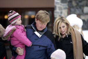 2-02-2007 KONINKLIJK HUIS: DE KONINGIN IS MET FAMILIE OP VAKANTIE IN LECH. De Koningin is samen met Prins van Oranje Willem-Alexander, Prinses Maxima,Prins Constantijn en Prins Laurentien en hun kinderen Catharina-Amalia, Alexia, Eloise, Claus-Casimir en Leonore met wintersport vakantie in het Oostenrijkse Lech. Men logeert als vanouds in het bijhuis de POFTUTFCHE van De Post 
foto: Albert den Iseger.